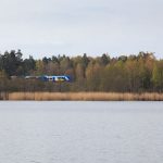Przed Rutwicą jeziorko Wiele, w tle linia kolejowa na Szczecin – Wałcz