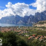 Widok na Torbole, ujście rzeki Sarca do Jeziora Garda. Za górami ukrywa się jezioro Ledro