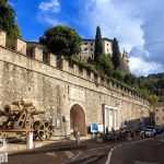 Mur okalający zamek Castello di Rovereto lub Castel Veneto. Przy murze stoi moździerz 30,5-cm-M.11  z okresu I wojny światowej. Obecnie na zamku znajduje się Włoskie Historyczne Muzeum Wojny