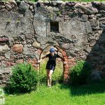 Borów Polski – stara świątynia z kamienia i drewna