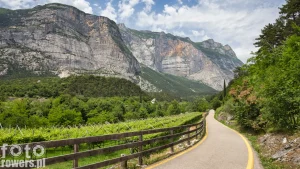 Pionowa wschodnia ściana Monte Brento z doliny Sarca
