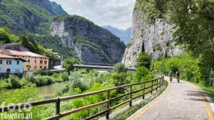 W tej skale jest tunel drogowy i rowerowa trasa na urwisku!